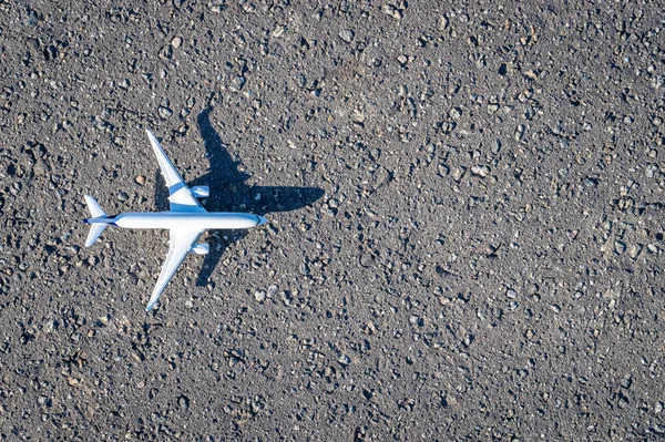 Spielzeug Kinderflugzeug Auf Dunklem Betongrund Weißes Reiseflugzeug Flugzeugflugkonzept Flache Lage — Stockfoto