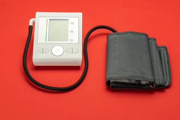 Blodtrycksmätning Medicinsk Testmonitor För Blodtryck Isolerad Röd Bakgrund Hjärthypertoni Kontroll — Stockfoto
