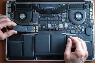 İnsan mühendisinden teknoloji bakım donanımı. Bilgisayarları tamir et. Elektronik teknisyen bilgisayar servisi