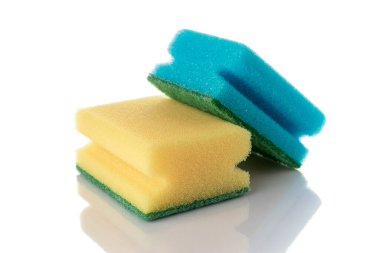 Temizlik süngeri mutfak beyaz arka planında izole edilmiş. Evin temiz ekipman geçmişi var. Temizlik hizmetleri için malzemeler