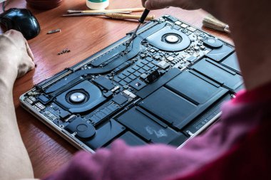 Mühendis teknisyen, dijital bilgisayarı güncelle ve onar. Çözüm hizmetleri elektronik donanım. Teknoloji çipi teçhizatı