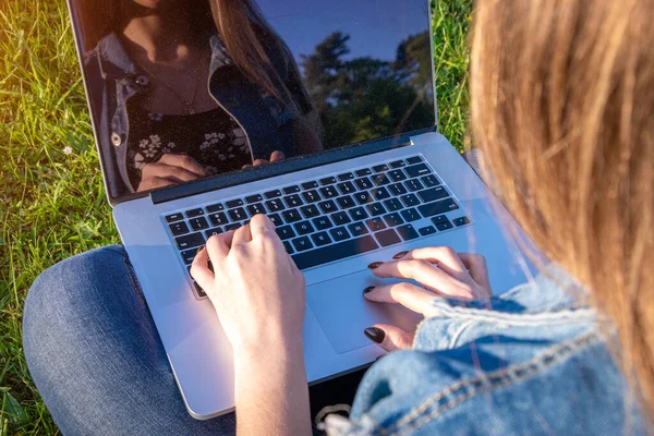 Відкриті Технології Онлайн Бізнесу Студентська Дівчина Працює Планшетом Ноутбуків Комп — стокове фото