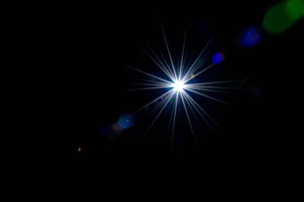 Şaret Fişeği Duvar Kağıdı Yıldız Lekesi Güneş Objektifte Parıldıyor Siyah — Stok fotoğraf