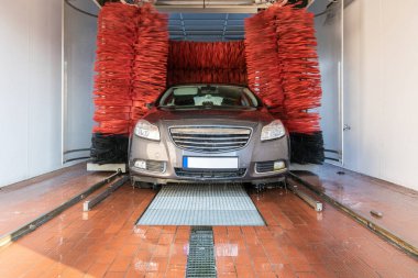 Araba yıkama, temiz köpük servisi. Balmumu araç. Su ve sabunla el yıkama. Otomatik temizleme istasyonu. Otomatik bakım, ağda