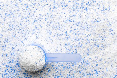 Deterjan makinası. Çamaşır yıkamak için beyaz çamaşır tozu. Bardak, temiz çamaşır dokusu arka planında sıvı sabun için kaşık. Oda servisi ve ev işleri, ev işleri temizlik hizmeti konsepti