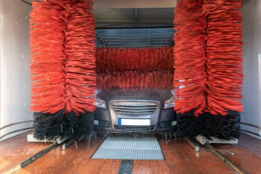 Araba yıkama servisinde köpüklü su temiz araba. Araba yıkama sabunu, daha temiz bir istasyonda köpük. Otomatik bakım, ağda