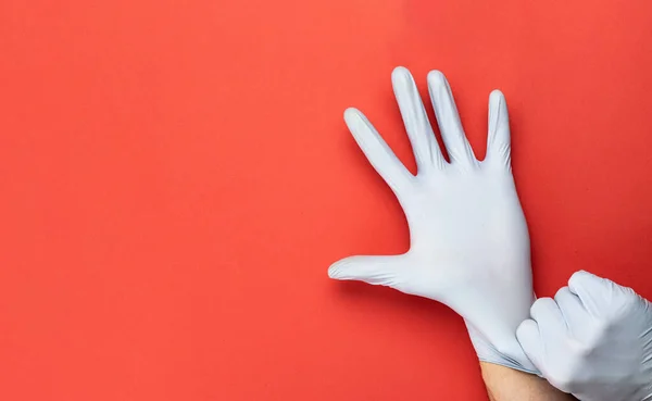 Mão Antibacteriana Usando Luvas Laboratório Fundo Vermelho Médico Limpeza Higiene — Fotografia de Stock