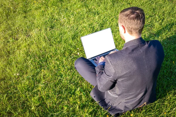 Бізнес на вулиці. Студентський хлопчик працює з ноутбуком, комп'ютерним планшетом у літньому парку. Інтернет технології з людиною на відкритому повітрі. Уникнута концепція дистанційної освіти офісу — стокове фото