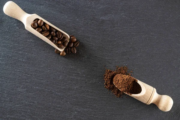 Granos de café oscuro sobre fondo de desayuno de cafeína negra. Para una taza de comida o bebida expreso. Concepto de energía matutina y alegría o refresco nocturno. Copiar espacio, vista superior — Foto de Stock