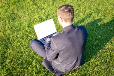 Laptop açık hava iş teknolojisi. Öğrenci çocuk tablet üzerinde çalışıyor, bilgisayar yaz parkında. Çevrimiçi insan dışarıda. Mutlu hipster gençlik öğrenme konsepti.