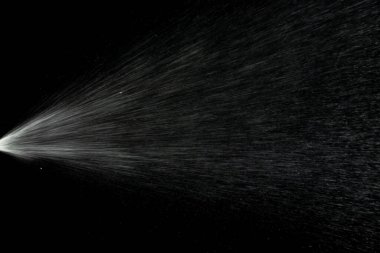 Siyaha izole edilmiş parfüm şişesinden sıvı su spreyi. Aerosol sıçrama arkaplanı.