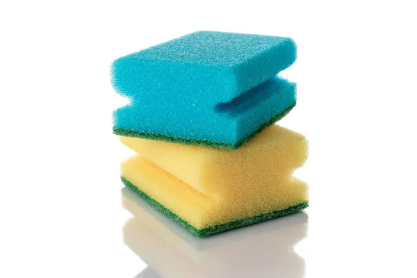 Pulizia cucina. Spugna gialla e colorata per un servizio domestico più pulito isolato su sfondo bianco. . — Foto Stock