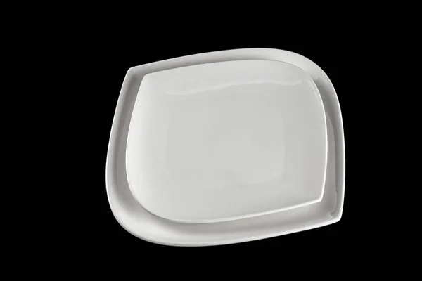 空的圆盘当食物.晚餐背景。白色的盘子隔离在黑色上.餐厅厨房简约概念. — 图库照片