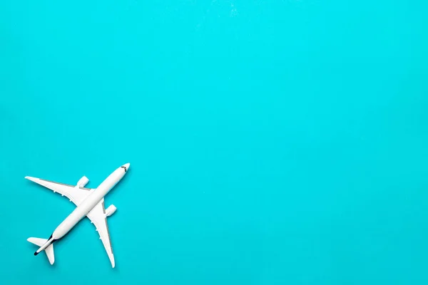 おもちゃを遊んでいる子供たち。白い飛行機、明るい青の背景に上のビューで航空機。空飛ぶ概念のためのコピースペースと飛行飛行機旅行の背景. — ストック写真