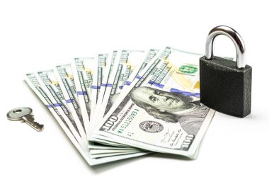 Para biriktir. Beyaz üzerinde asma kilit olan dolar işareti. Ya Amerikan parası ya da beyaz arka planda nakit para. Kopyalama alanı olan üst görünüm.