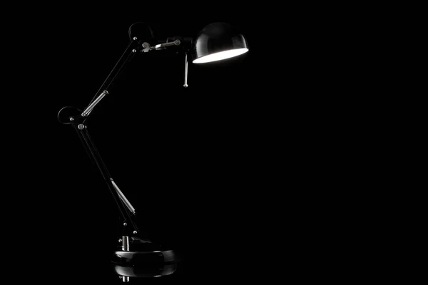 Home mobilier lumineux isolé sur fond noir. lampe de table moderne pour la décoration de bureau. — Photo