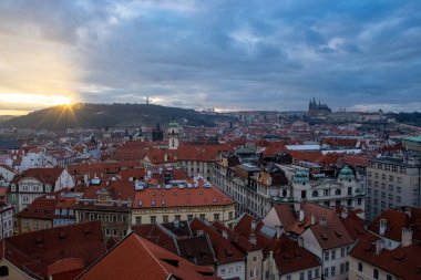 Prag şatosu gecesi. Çek Cumhuriyeti 'nin ünlü eski şehirlerini geziyor. Geleneksel panoramik şehir manzarası