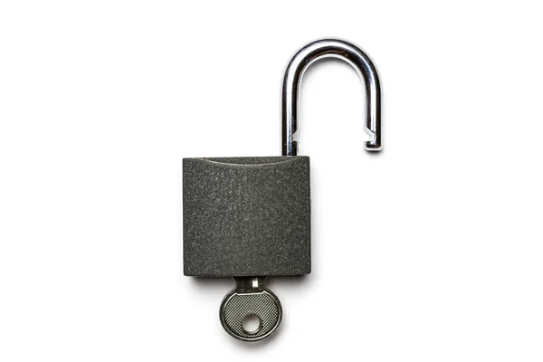 Kłódka i klucz na białym tle. Ochrona prywatności z metalową blokadą. — Zdjęcie stockowe