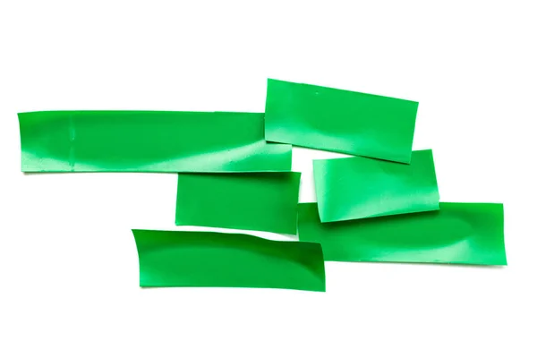 Ragasztópapír. Egy darab zöld ragasztószalag fehér alapon elszigetelve. Tépett szalag grunge textúra. — Stock Fotó