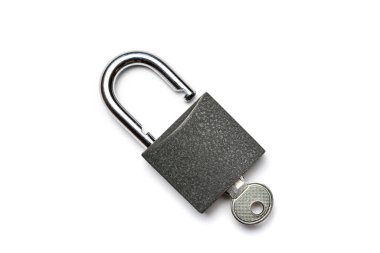 Anahtar izole. Metal kilit pedi ya da beyaz arka planda asma kilit. Gizlilik güvenlik kavramı.