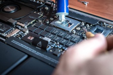 Mühendis teknisyen, dijital bilgisayarı güncelle ve onar. Çözüm hizmetleri elektronik donanım. Teknoloji çipi teçhizatı.