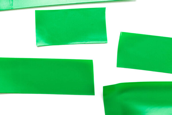 Скотч. Клейкая лента или лист зеленой липкой бумаги, изолированной на белом. Разорванный фон с текстурой гранж-протока
.