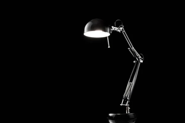 Tischlampe Möbel Dekor. Moderne Heimlampe auf Schreibtisch isoliert auf schwarzem Hintergrund. — Stockfoto