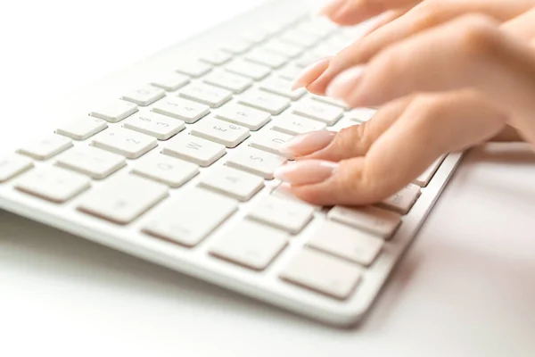 コンピュータを使う。女性のオンライン作業女性。デスクトップオフィスコンピュータのキーボードを手入力します。ノートパソコンを使う女性。コンピュータアプリの概念を使って — ストック写真