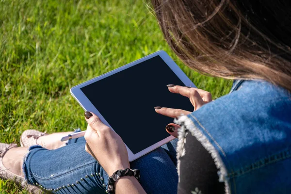 Laptop outdoor business technology. Student girl person work on tablet, computer in summer park. Online woman in nature outside. Happy hipster young distance learning concept. — Stock Photo, Image