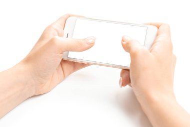 Cep telefonu ödemesi. Beyaz arka planda boş ekranı olan akıllı telefonu elinde tutan kadın. Cep telefonu, mesaj için yeri olan telefon. Taşınabilir öğrenme kavramı.