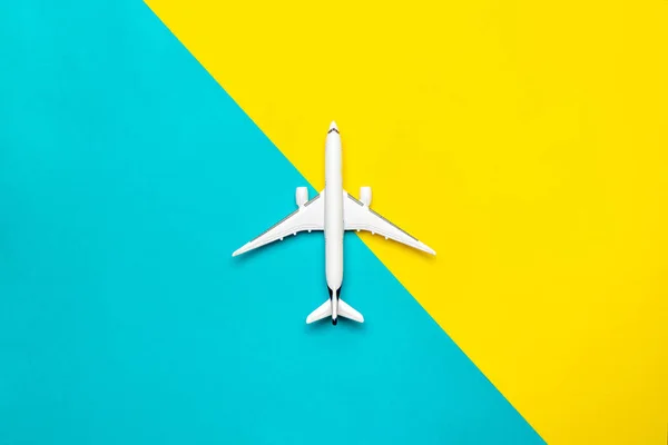 Jogar avião brinquedo branco no conceito de viagem de voo. avião céu ou aeronave em voar fundo amarelo e azul brilhante . — Fotografia de Stock