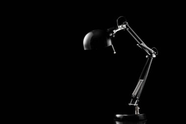 Dekorasyon gecesi iç tasarımı. Masa başı ofis dekorasyonu için modern ev lambası siyah arka planda izole edilmiş. Hafif mobilya.