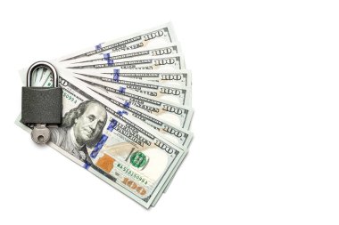 Para birikmiş. Amerikan parası. Washington Amerikan parası ve asma kilit beyaz, USD arka planda. Kopyalama alanı olan üst görünüm.