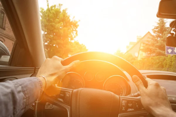 도로 여행. 행복 한 젊은이는 해질 녘에 차 안에서 즐거운 여행을 한다. 운전사와의 여름 방학 컨셉트. — 스톡 사진