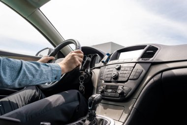 Sürücü arabası. Yaz tatilinde eğlenceli sürüş. Mutlu genç adam güneşli bir günde arabada yolculuk eder..