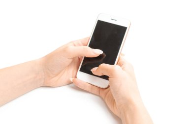 Mobil ekran. Cep telefonu, mesaj için yeri olan telefon. Beyaz arka planda boş ekranı olan akıllı telefonu elinde tutan kadın. Çevrimiçi kavram öğreniliyor