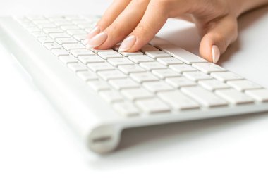 Bilgisayar eğitimi. İnternette çalışan bir kadın. Masaüstü ofis bilgisayarının klavyesinde el yazısı. Laptop kullanan bir kadın. Çevrimiçi çalışan blog yazarı.