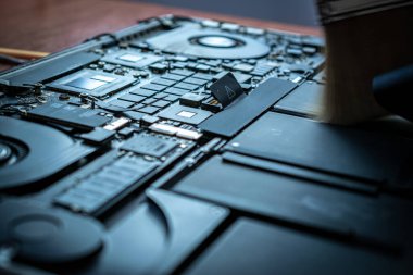 Bilgisayar tamir donanımı teknolojisi. Mühendis adamdan elektronik bilgisayar servisi. Dijital çip bakımı