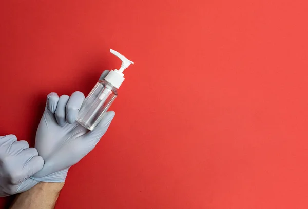 Ιατρικά Γάντια Αντιβακτηριακή Γέλη Απολυμαντικό Ιός Εξοπλισμός Προστασίας Κόκκινο Φόντο — Φωτογραφία Αρχείου