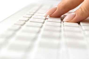 Bilgisayar kullanarak. İnternette çalışan bir kadın. Masaüstü ofis bilgisayarının klavyesinde el yazısı. Laptop kullanan bir kadın. Bilgisayar uygulamaları kavramı kullanılıyor.
