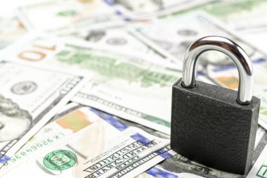 Para biriktirme konsepti. Beyaz üzerinde asma kilit olan Washington Amerikan parası. Kullanıcı para arkaplanı