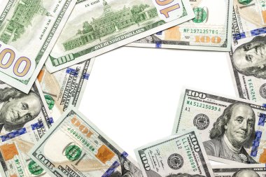 Yüz dolarlık banknot. Düşen para beyaz arka planda izole edilmiş. Amerikan parası