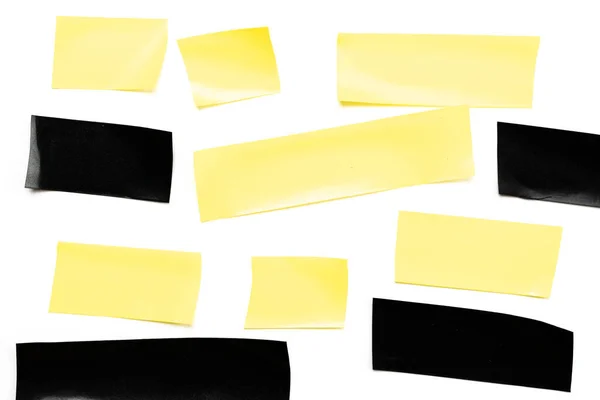 스카치 테이프나 노란색 과검고 끈적끈적 조각을 흰자위에 놓는다 스트립 그물코 — 스톡 사진