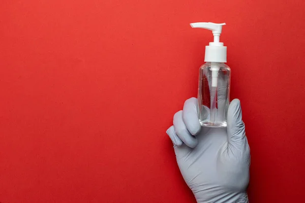 Desinfectante Manos Aislado Sobre Fondo Rojo Médico Manos Usando Gel —  Fotos de Stock