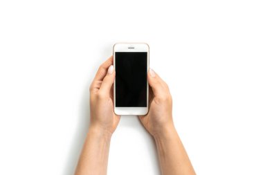 Akıllı telefon ekranı. Beyaz arka planda izole edilmiş boş ekranlı kadın elinde telefonu tutan kadın. Cep telefonunda mesaj için yer var. Akıllı telefon rehberi kavramı