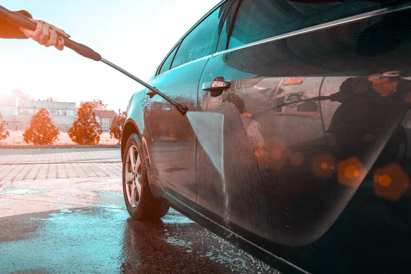 깨끗 한 차를 사용 한다. 물로 씻고 비누로 씻는다. 폼에서 가져온 손 자동차. 압력 왁스를 조심하라. — 스톡 사진