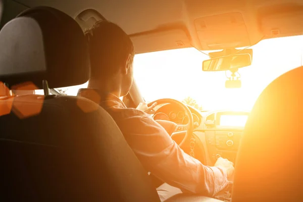 도로 여행. 행복 한 젊은이는 해질 녘에 차 안에서 즐거운 여행을 한다. 운전사와의 여름 방학 컨셉트. — 스톡 사진
