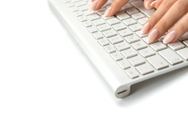 働く女だ。女性のオンライン作業女性。デスクトップオフィスコンピュータのキーボードを手入力します。ノートパソコンを使う女性。ブロガー｜オンラインコンセプト — ストック写真