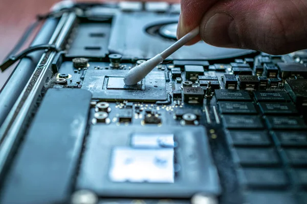 Motherboard-Service. Technologie-Hardware-Reparatur und Wartung elektronischer Computer von Techniker Ingenieur Mann. PC-Ausrüstung unterstützen. — Stockfoto