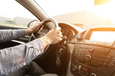 Yolculuk. Mutlu genç adam gün batımında arabada iyi yolculuklar. Şoförle yaz tatili kavramı.